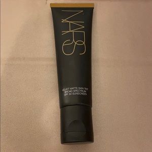 NARS Velvet Matte Skin Tint Shade Annapurna Med 2